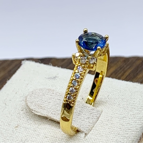 NEW  gold plated blue sapphire glass cocktail ring with clear side stones size 7 - Picture 6 of 9